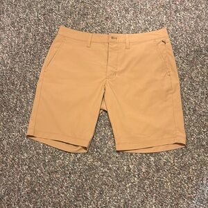 Men’s Untuckit traveler shorts size 32 waist with 9 inch inseam